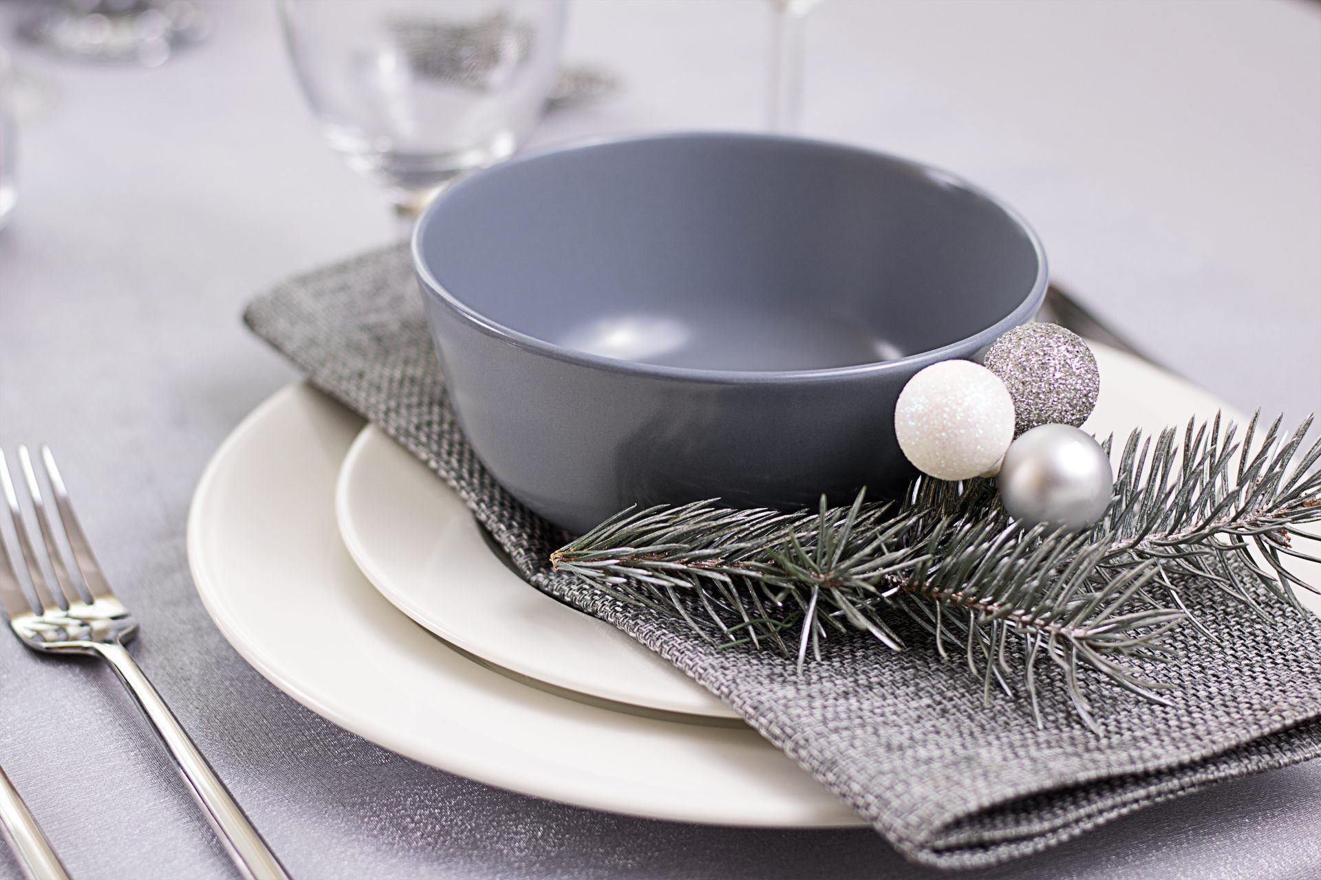 Biel, srebro, szarość i zima na stole - dekoracja stołu