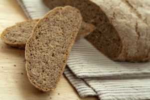 Chleb razowy z makiem i ziołami