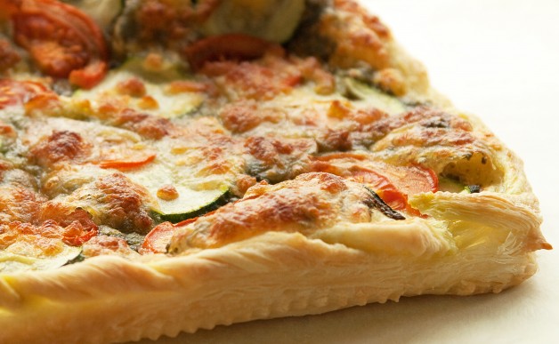 Pizza na francuskim cieście z pesto i mozzarellą
