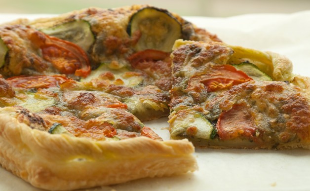 Pizza na francuskim cieście z pesto i mozzarellą