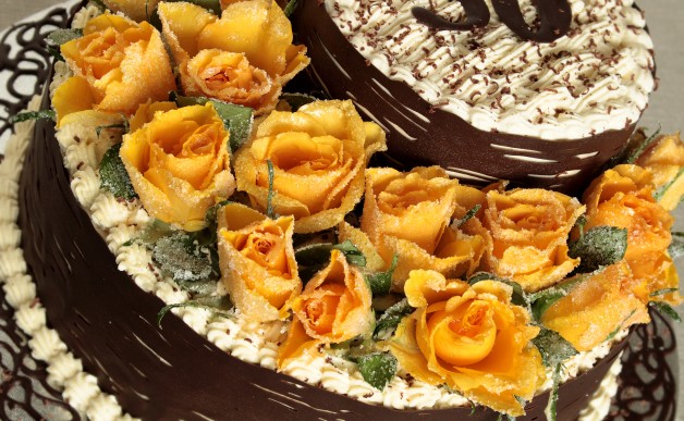 Tort tiramisu z krystalizowanymi różami